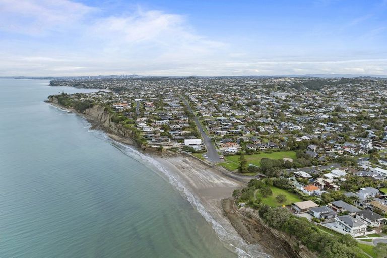 Photo of property in 1/52 Masterton Road, Rothesay Bay, Auckland, 0630