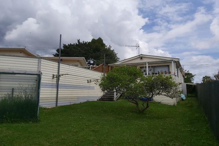 Photo of property in 40 Waimumu Road, Massey, Auckland, 0614