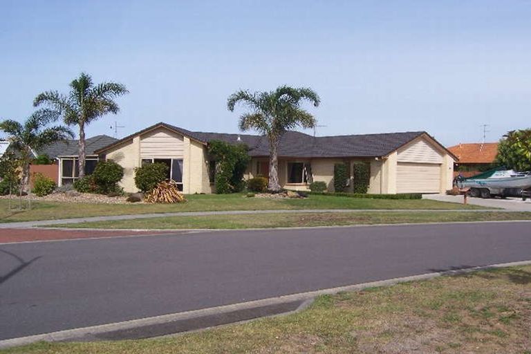 Photo of property in 1 Mcleod Place, Papamoa Beach, Papamoa, 3118