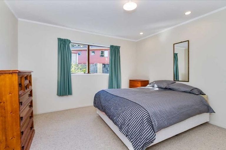 Photo of property in 15 Yule Place, Massey, Auckland, 0614