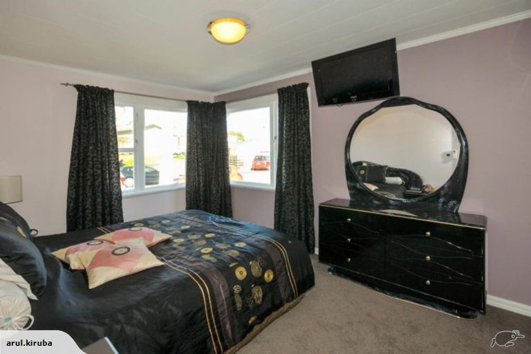 Photo of property in 48 Brooker Grove, Newlands, Wellington, 6037