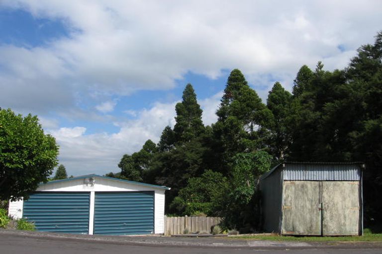 Photo of property in 27 Opou Road, Titirangi, Auckland, 0604