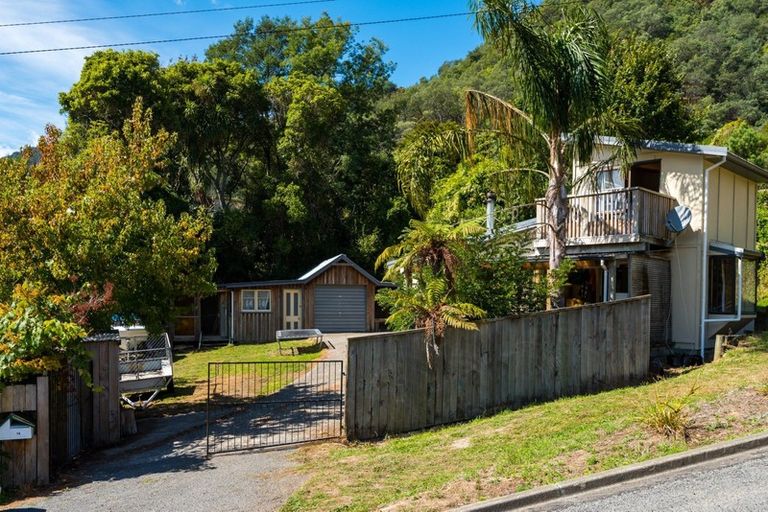 Photo of property in 14 Angle Street, Picton, 7220