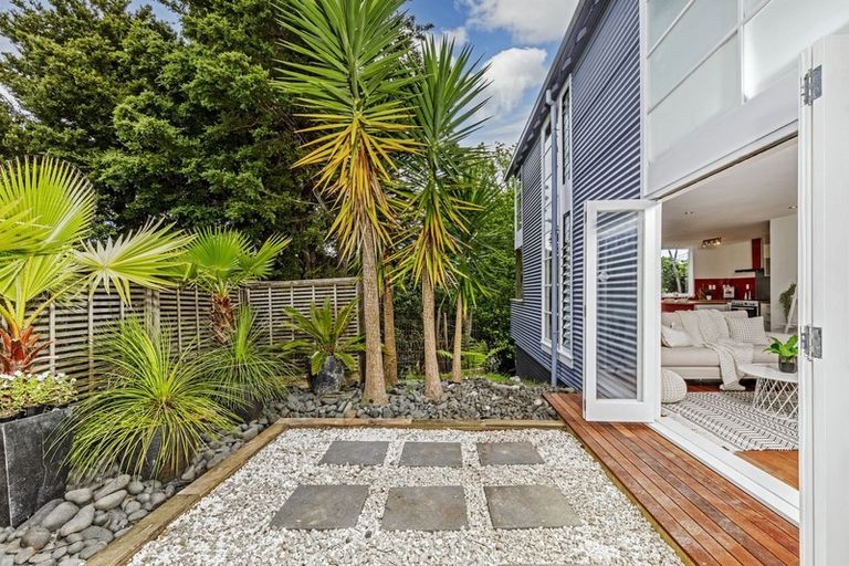 Photo of property in 2/22 Rangatira Road, Birkenhead, Auckland, 0626