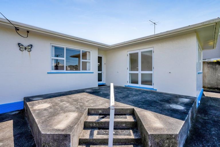 Photo of property in 3 Rospeath Crescent, Spotswood, New Plymouth, 4310