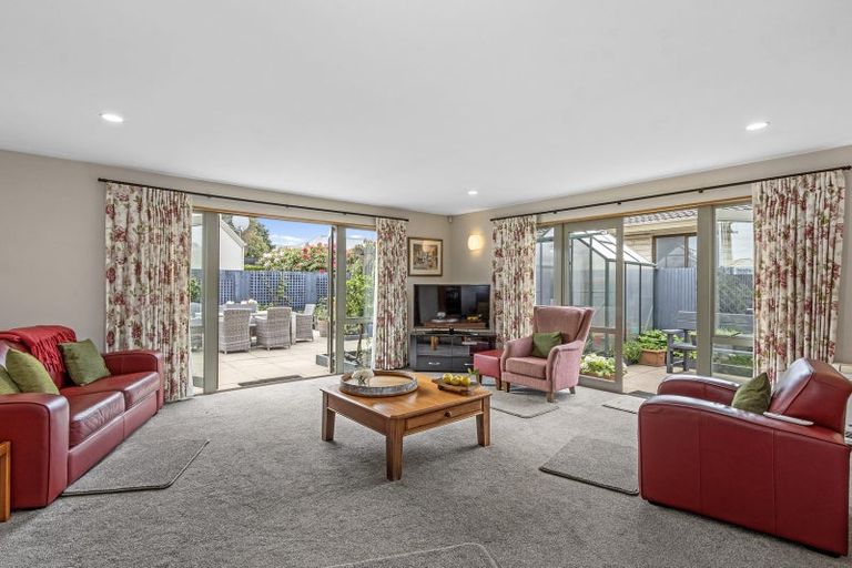 Photo of property in 33 Crofton Road, Harewood, Christchurch, 8051