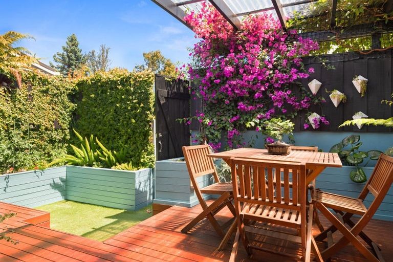 Photo of property in 2/98 Holly Road, St Albans, Christchurch, 8014