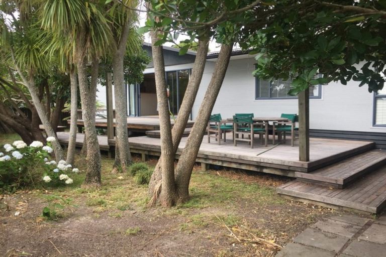 Photo of property in 9 Quo Vadis Place, Red Beach, 0932