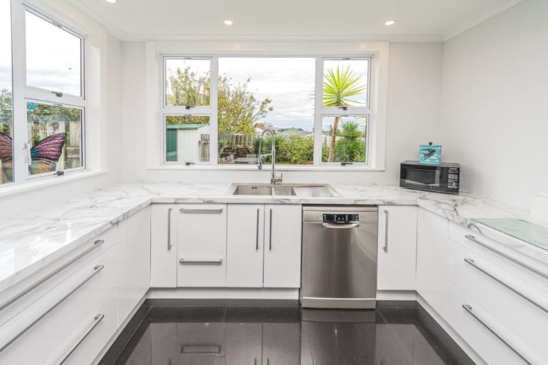 Photo of property in 12 Carlton Avenue, Gonville, Whanganui, 4501