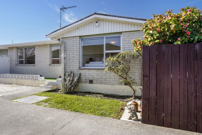 Photo of property in 1/125 Prestons Road, Redwood, Christchurch, 8051