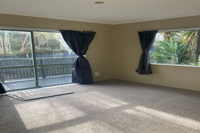 Photo of property in 15 Loughanure Place, Massey, Auckland, 0614
