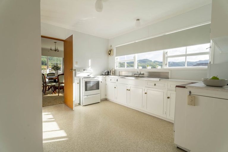 Photo of property in 2 Florio Terrace, Tawa, Wellington, 5028