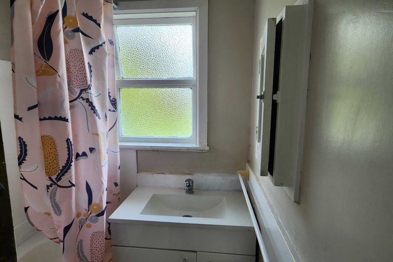 Photo of property in 325 Riccarton Road, Upper Riccarton, Christchurch, 8041