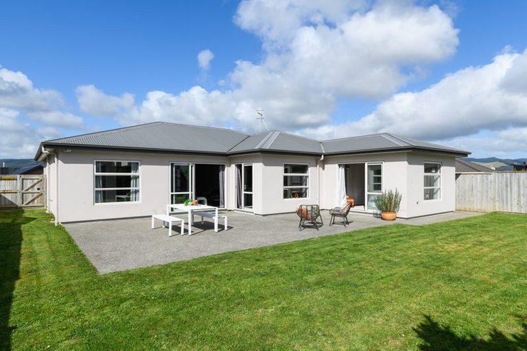 Photo of property in 15 Coutts Way, Fitzherbert, Palmerston North, 4410
