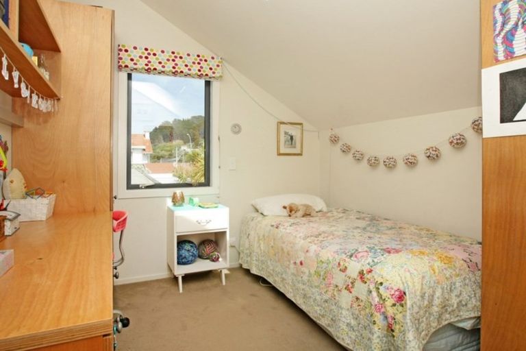 Photo of property in 9 Marine Parade, Seatoun, Wellington, 6022