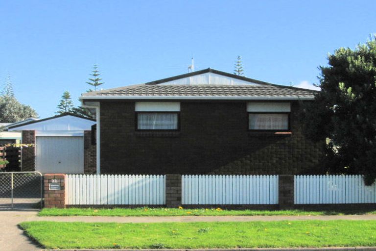 Photo of property in 22 Reeves Street, Waikanae Beach, Waikanae, 5036