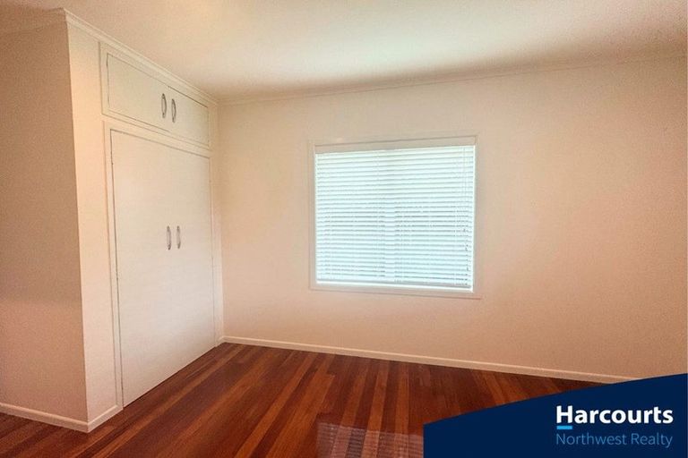 Photo of property in 86 Wiseley Road, West Harbour, Auckland, 0618