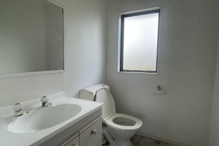 Photo of property in 4 Heversham Place, Glendene, Auckland, 0602