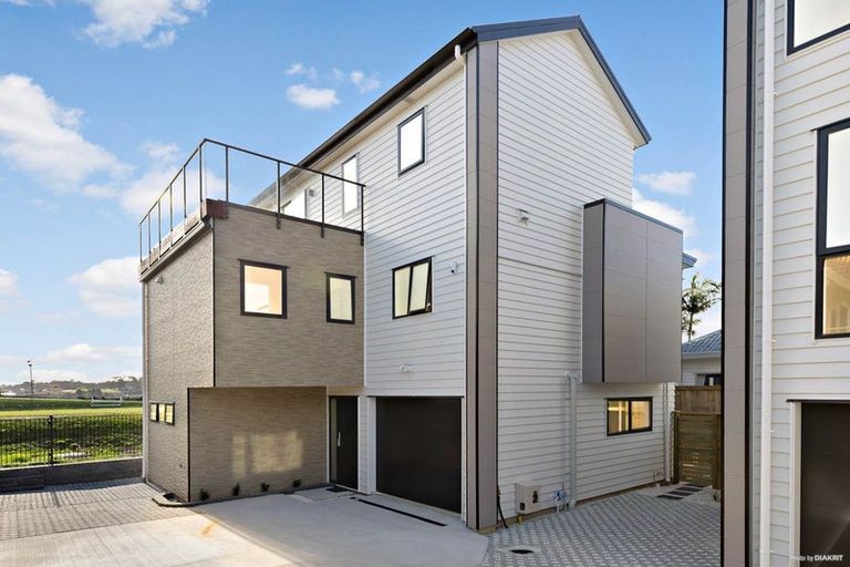 Photo of property in 844d East Coast Road, Oteha, Auckland, 0630