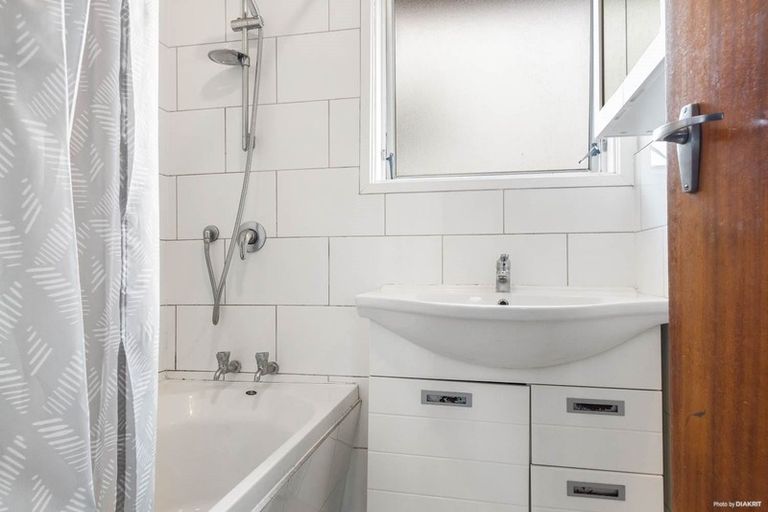 Photo of property in 3/305 Great North Road, Henderson, Auckland, 0612