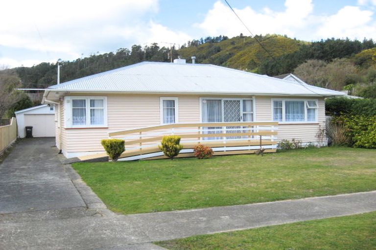 Photo of property in 5 Peel Place, Wainuiomata, Lower Hutt, 5014
