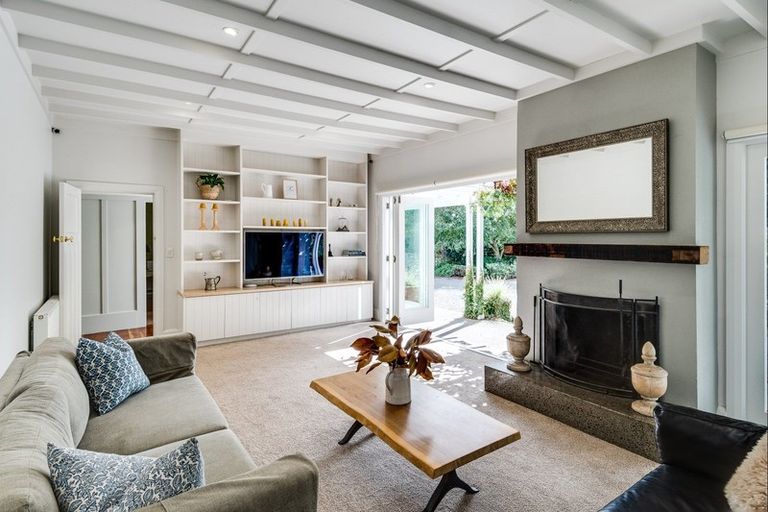 Photo of property in 32 Saint Andrews Road, Havelock North, 4130