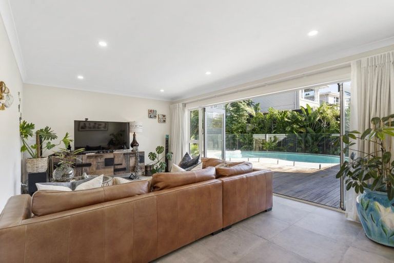 Photo of property in 11 Tui Vale Road, Shelly Park, Auckland, 2014