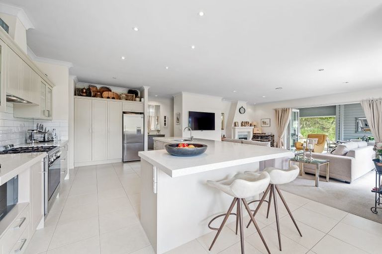 Photo of property in 35 Hobbs Road, Matakatia, Whangaparaoa, 0930