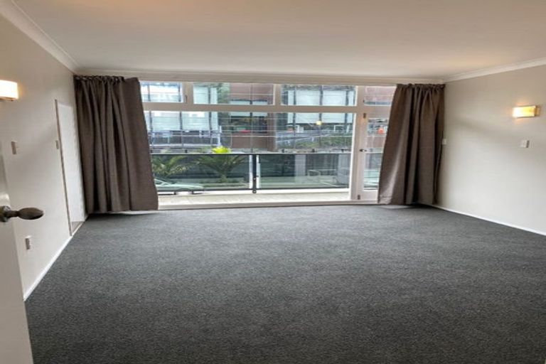 Photo of property in 70 Kelburn Parade, Kelburn, Wellington, 6012