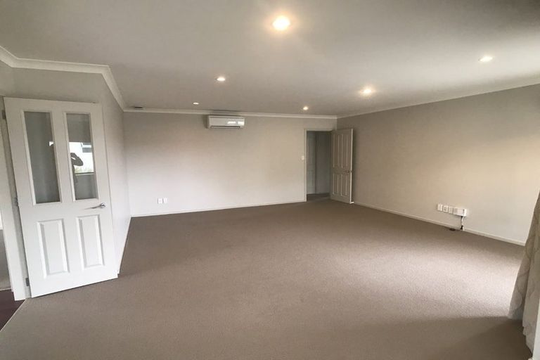 Photo of property in 17 James Nairn Grove, Riverstone Terraces, Upper Hutt, 5018
