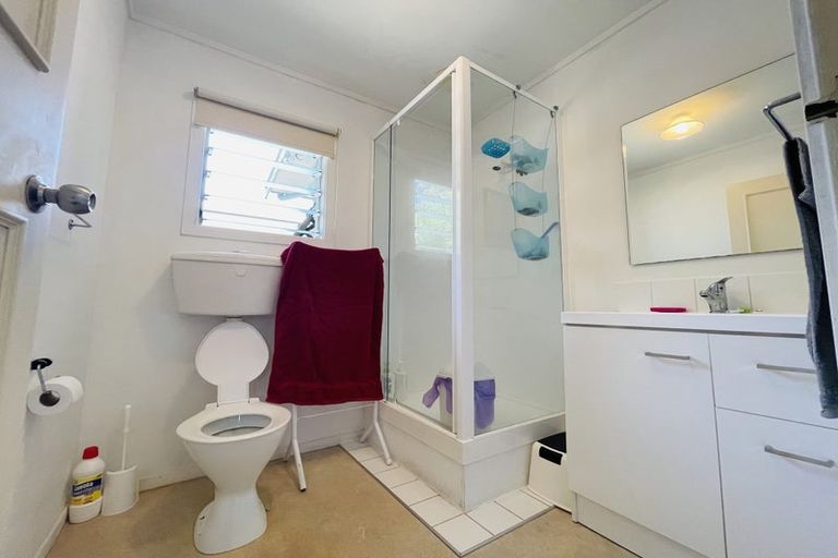 Photo of property in 28 Larissa Avenue, Henderson, Auckland, 0610