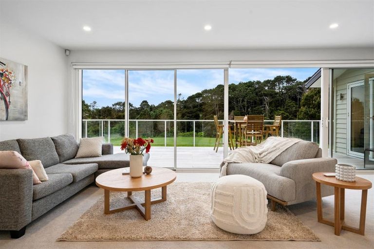 Photo of property in 15 Nola Road, Oratia, Auckland, 0604