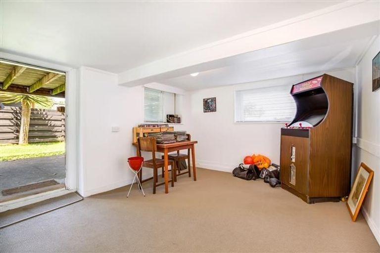 Photo of property in 13 Graham Avenue, Te Atatu Peninsula, Auckland, 0610