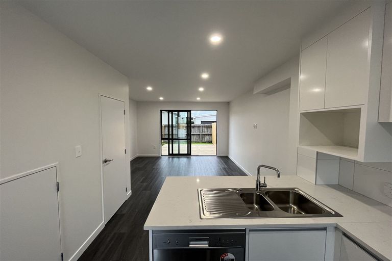 Photo of property in 2/3 Abbotleigh Avenue, Te Atatu Peninsula, Auckland, 0610