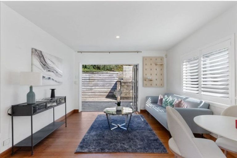 Photo of property in 110 Candia Road, Henderson Valley, Auckland, 0614