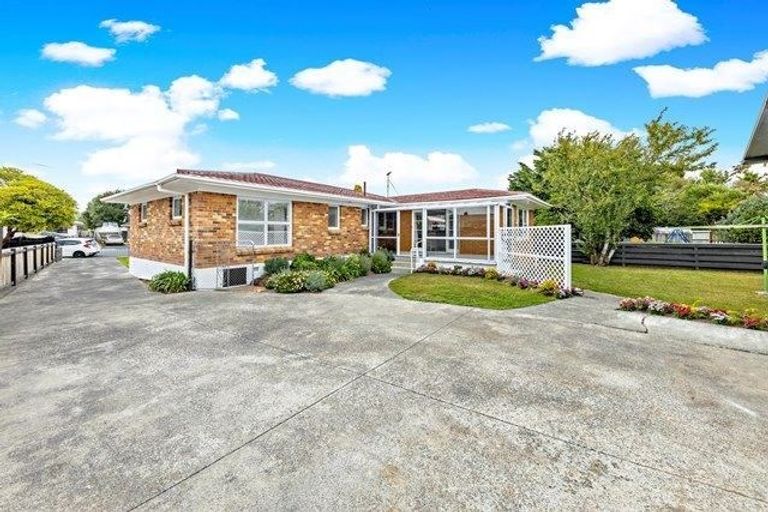 Photo of property in 15 Salas Place, Papakura, 2110