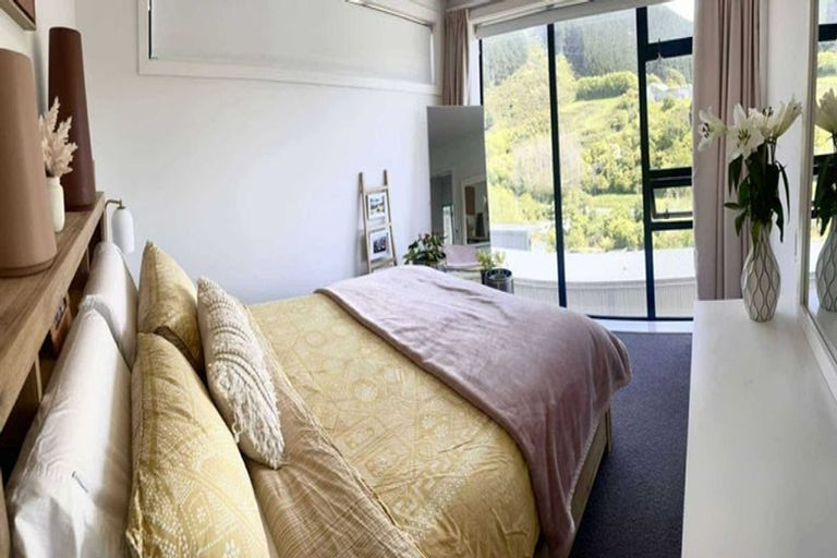 Photo of property in 11 Ara Patukawenga, Tawa, Wellington, 5028