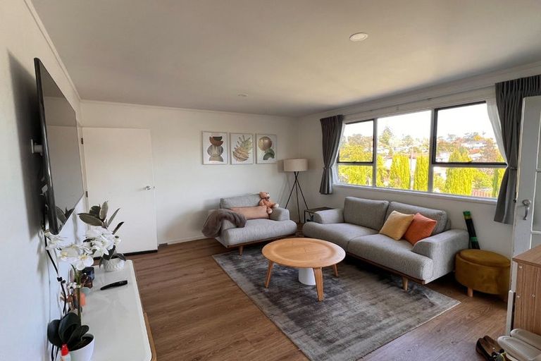 Photo of property in 9 Pavola Grove, Glenfield, Auckland, 0629