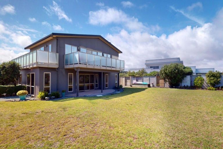 Photo of property in 51 Kent Avenue, Waitarere Beach, Levin, 5510
