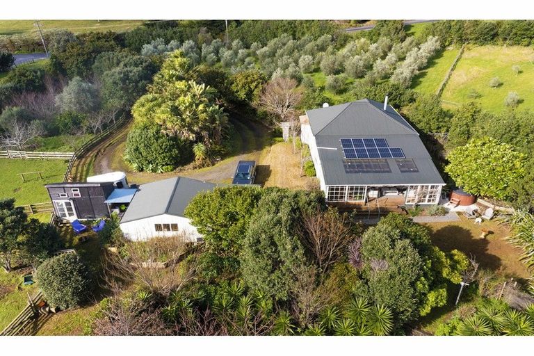 Photo of property in 404 Awhitu Central Road, Awhitu, Waiuku, 2684