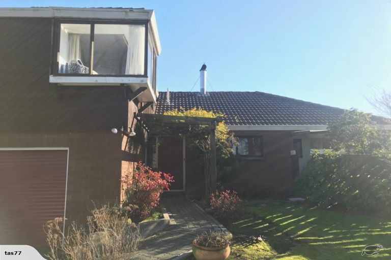 Photo of property in 17 Kingham Place, Avonhead, Christchurch, 8042