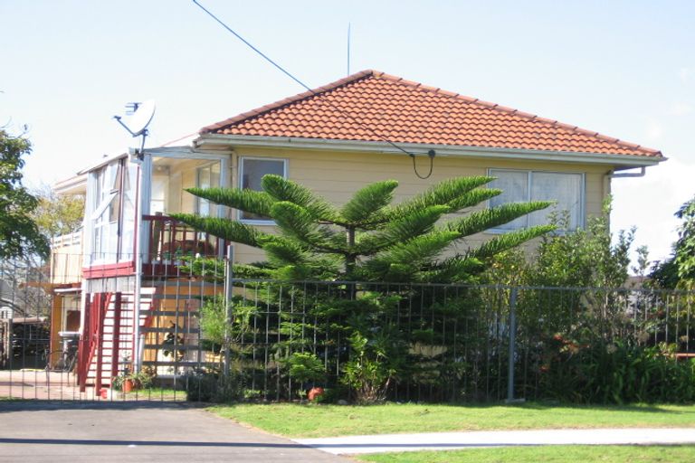 Photo of property in 38 Beach Road, Te Atatu Peninsula, Auckland, 0610