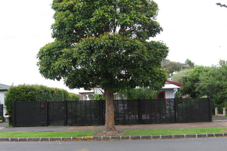 Photo of property in 18 Alberta Street, Point Chevalier, Auckland, 1022