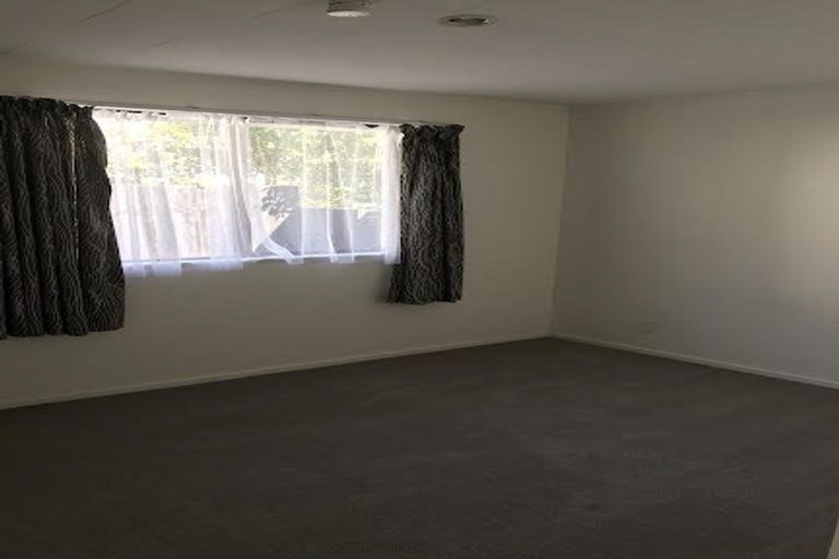 Photo of property in 2/23 Camelot Place, Glenfield, Auckland, 0629