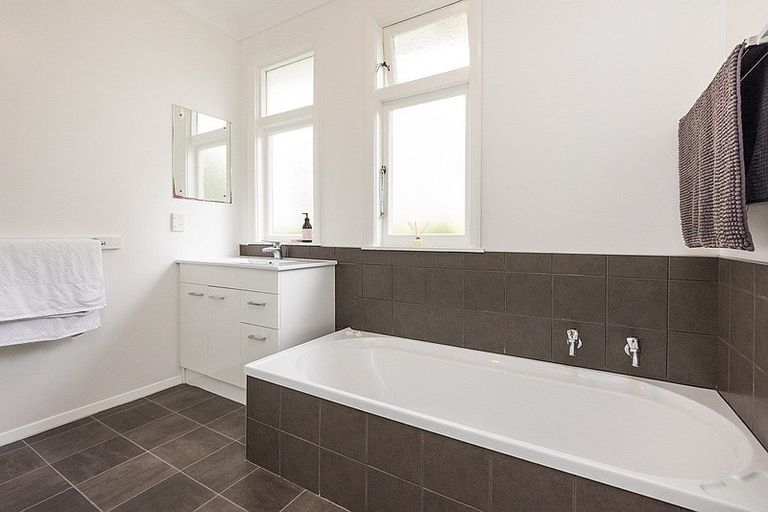 Photo of property in 35 Hardie Street, Hokowhitu, Palmerston North, 4410