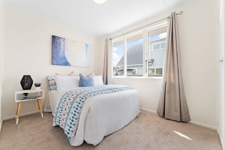 Photo of property in 9 Bay Street, Red Beach, 0932