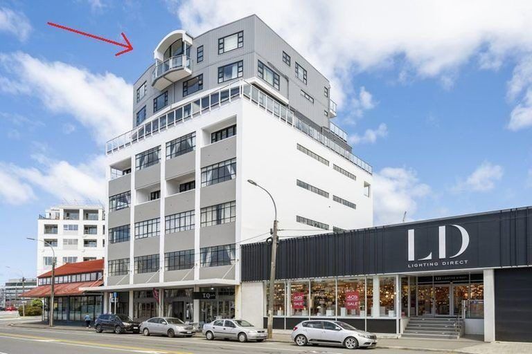 Photo of property in Endeavour Apartments, 2/125 Thorndon Quay, Pipitea, Wellington, 6011