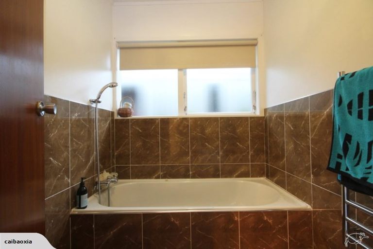 Photo of property in 2 Ganymede Place, Half Moon Bay, Auckland, 2012