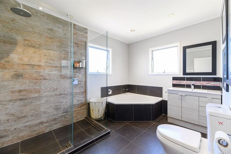 Photo of property in 112 Lincoln Park Avenue, Massey, Auckland, 0614