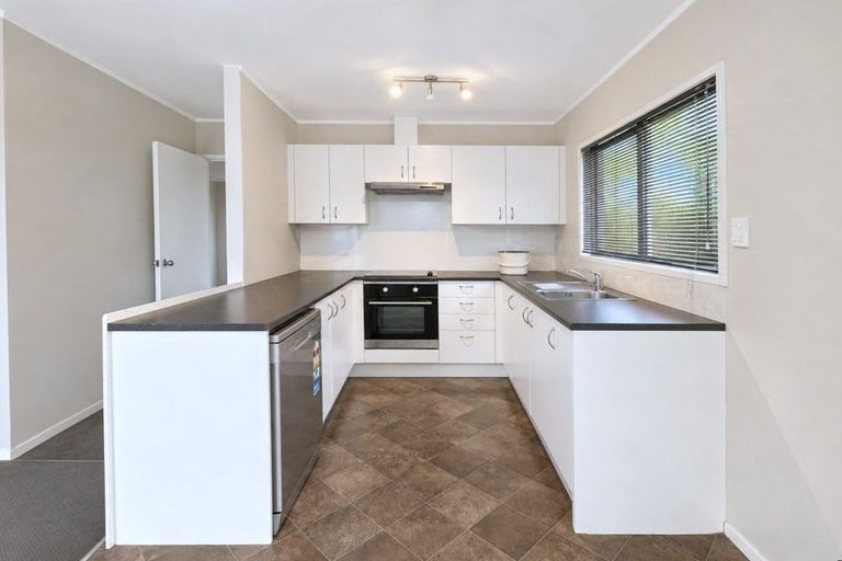 Photo of property in 2/25 Melleray Place, Randwick Park, Auckland, 2105